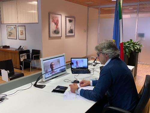 L'assessore alle Attività produttive, Sergio Emidio Bini, segue in video da Udine la riunione della Commissione turismo della Conferenza delle Regioni sull'emergenza Coronavirus 